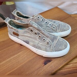 Casual Slip-On Sneakers with Frayed Edges